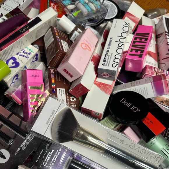 Mystery Beauty Box 10 Piece Lot Grab Bag - Makeup Skincare Lotion All NEW - Picture 9 of 10